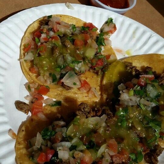 Photo taken at Tacos Uruapan by Shirley R. on 3/22/2016