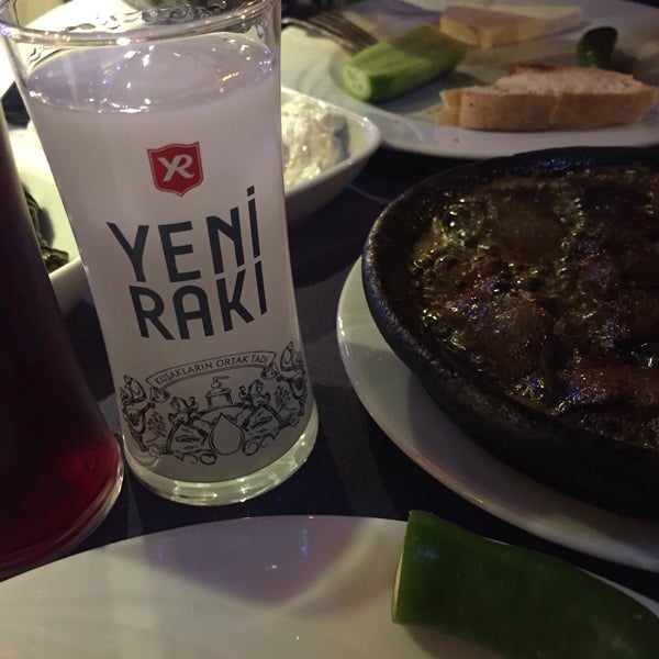 Foto scattata a Mavraki Balık Restaurant da Erhan B. il 2/25/2017