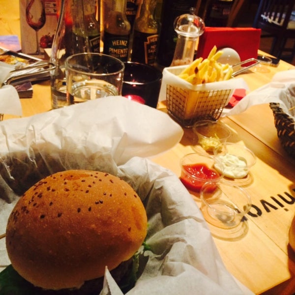 Foto tirada no(a) Karnivora Steak &amp; Burger House por Mrs&#39;ULUSOY em 8/8/2015