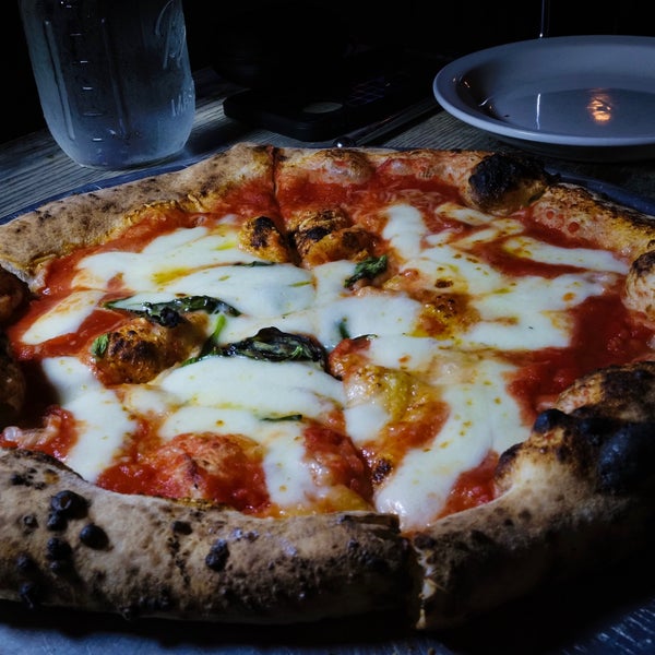 Foto diambil di Tufino Pizzeria oleh Jeffrey D. pada 5/10/2019