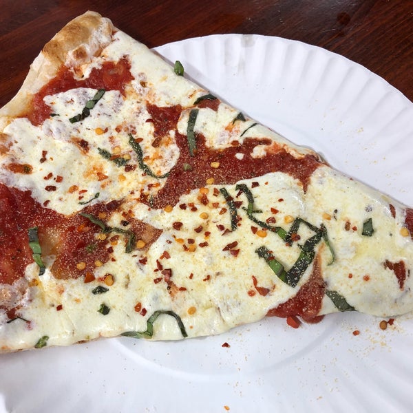 รูปภาพถ่ายที่ Famous Ben&#39;s Pizza of SoHo โดย Jeffrey D. เมื่อ 1/20/2019