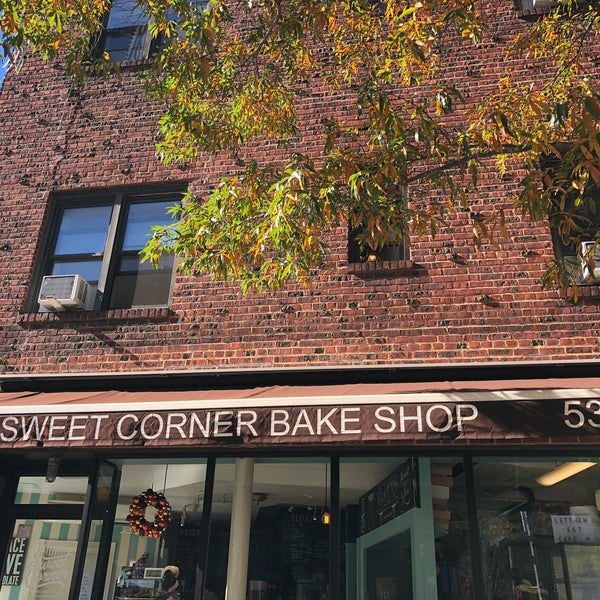 Foto tirada no(a) Sweet Corner Bakeshop por Jeffrey D. em 11/4/2018