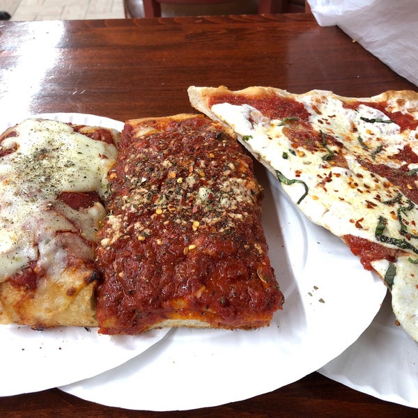 1/20/2019 tarihinde Jeffrey D.ziyaretçi tarafından Famous Ben&#39;s Pizza of SoHo'de çekilen fotoğraf