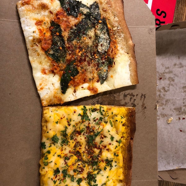 Снимок сделан в Champion Pizza пользователем Jeffrey D. 2/24/2019