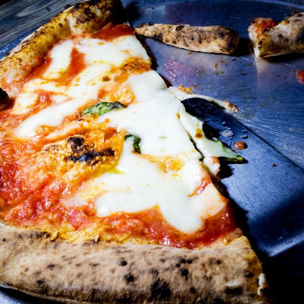 Foto tirada no(a) Tufino Pizzeria por Jeffrey D. em 5/10/2019