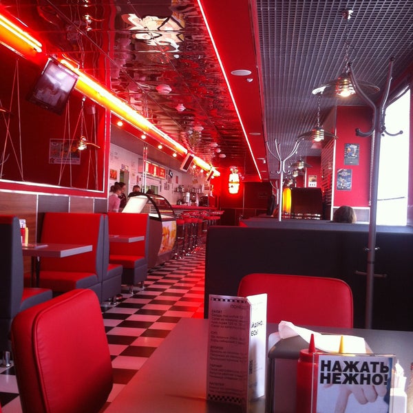 4/22/2013 tarihinde Антоха Б.ziyaretçi tarafından Diner &amp; Burger Bar'de çekilen fotoğraf