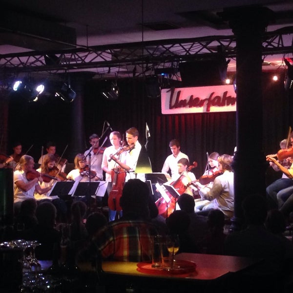 7/14/2014 tarihinde Mr. T.T.ziyaretçi tarafından Jazzclub Unterfahrt'de çekilen fotoğraf