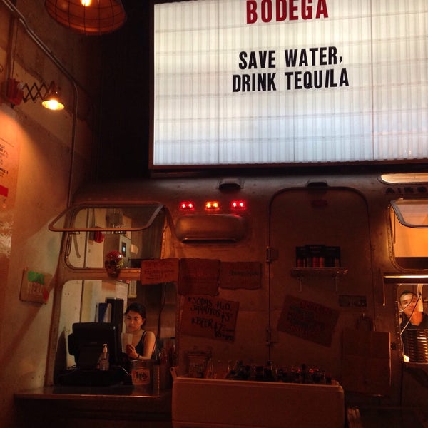 Foto scattata a Bodega Taqueria y Tequila da Malik A. il 4/14/2015