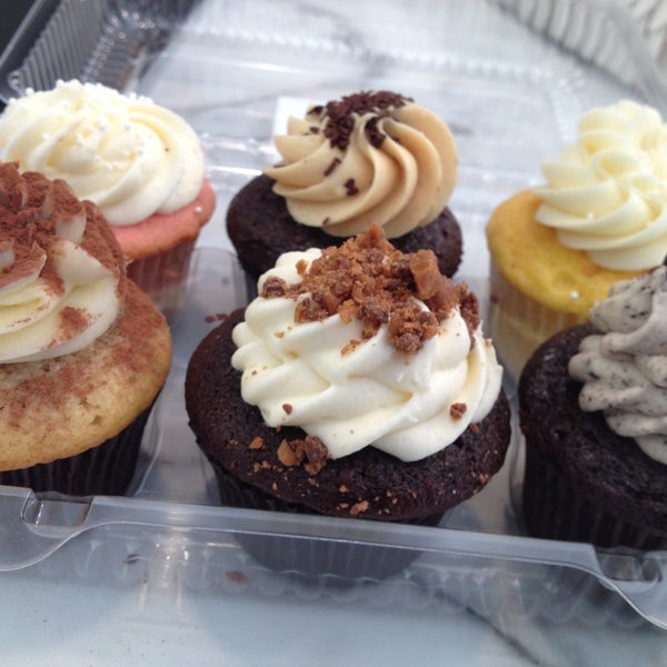 5/12/2013 tarihinde Matt V.ziyaretçi tarafından Sweet Box Cupcakes &amp; Bake Shop'de çekilen fotoğraf