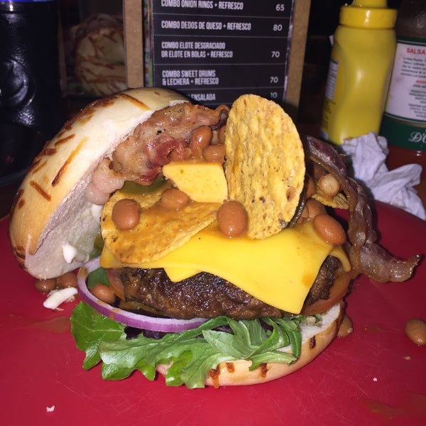 Foto tirada no(a) The Burger Laboratory por Julieta L. em 1/12/2015