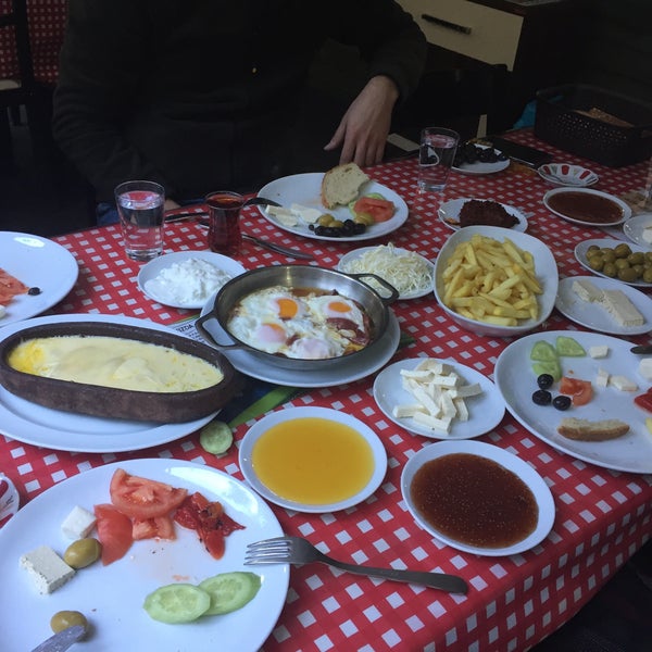 รูปภาพถ่ายที่ Abant Park Alabalık Et Restaurant โดย SEDA เมื่อ 1/7/2018