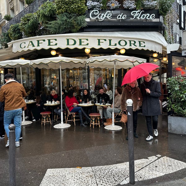 Foto diambil di Café de Flore oleh Nawaf pada 11/27/2022