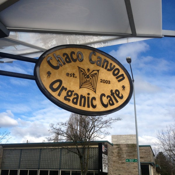 Foto tomada en Chaco Canyon Organic Cafe  por Matt M. el 2/19/2013