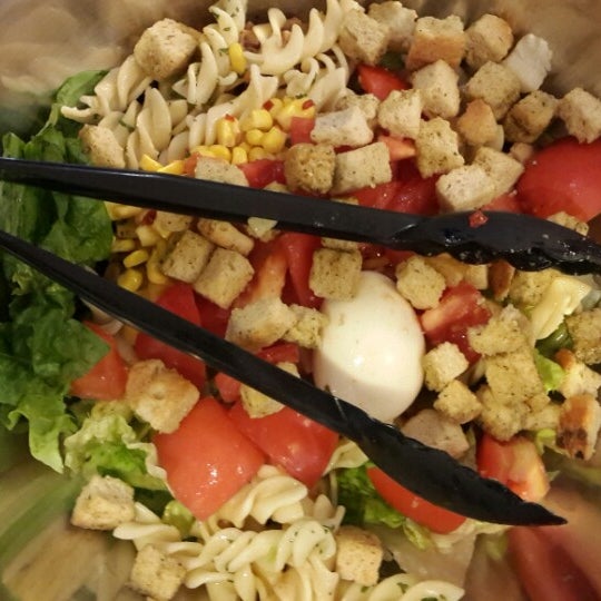 5/16/2014에 Farah C.님이 Day Light Salads에서 찍은 사진