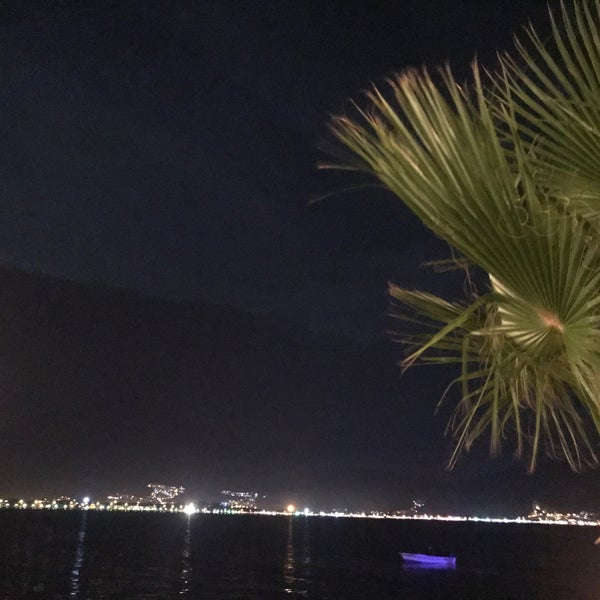 รูปภาพถ่ายที่ Şat Beach Club โดย Hazal T. เมื่อ 9/14/2019