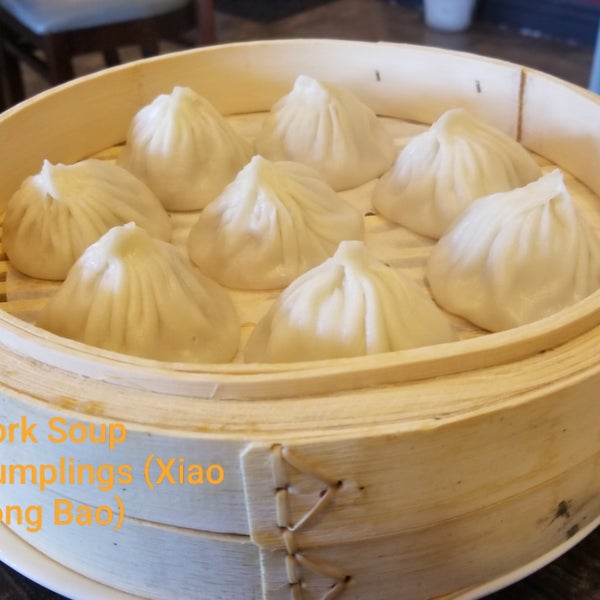 รูปภาพถ่ายที่ Journey to the Dumpling โดย Eduardo H. เมื่อ 10/23/2018