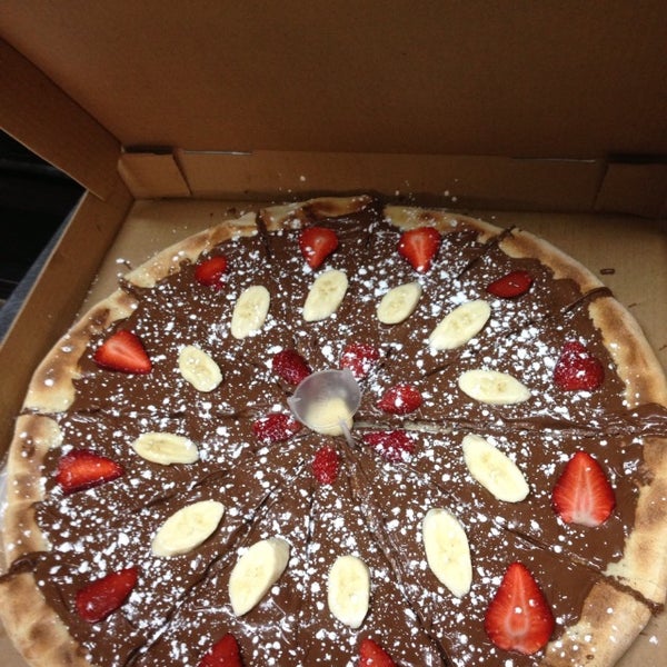 Get the Nutella pizza !! Yummy