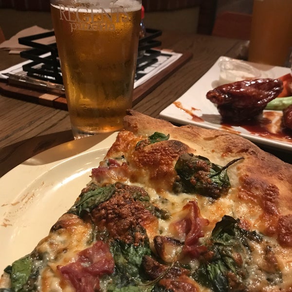 2/12/2018 tarihinde Marcie L.ziyaretçi tarafından Regents Pizzeria'de çekilen fotoğraf