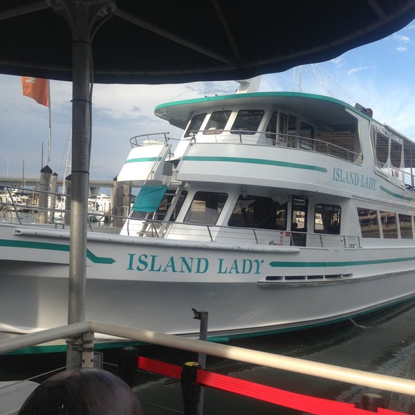 Foto tirada no(a) Island Queen Cruise por Brian G. em 4/30/2013