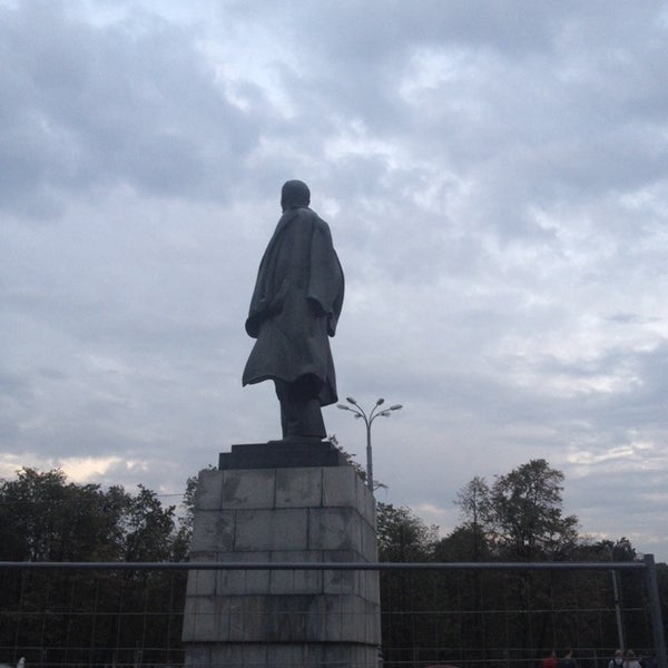 Владимир ильич ленин. Памятник ленину в тюмени. Бюст ленина памятник нижний новгород. Ленин и сталин арт. Памятник ленину киров памятники.