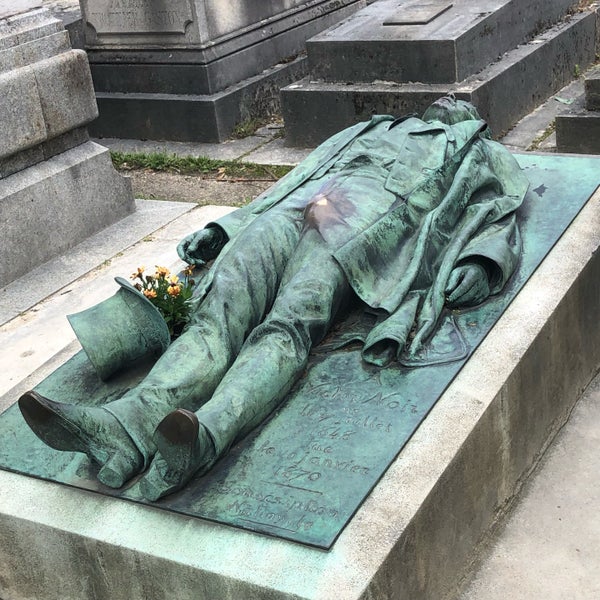 Tombe De Victor Noir Pere Lachaise 0 Tips