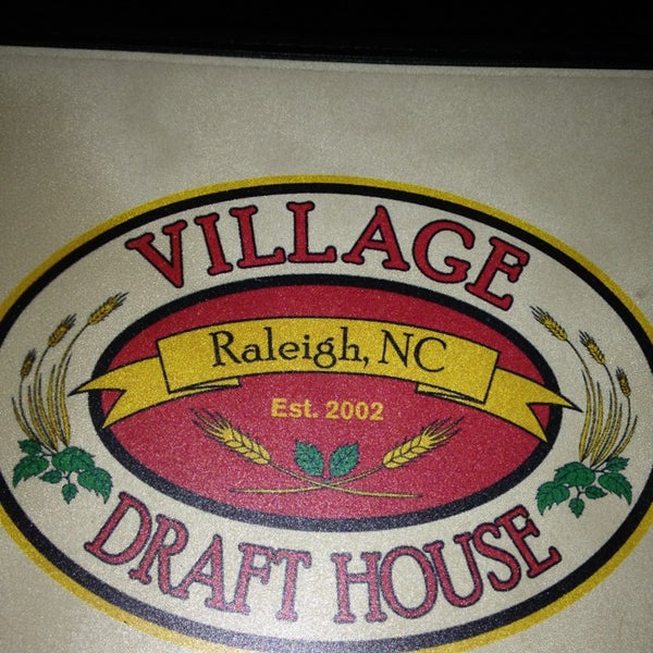 รูปภาพถ่ายที่ Village Draft House โดย David C. เมื่อ 2/21/2013