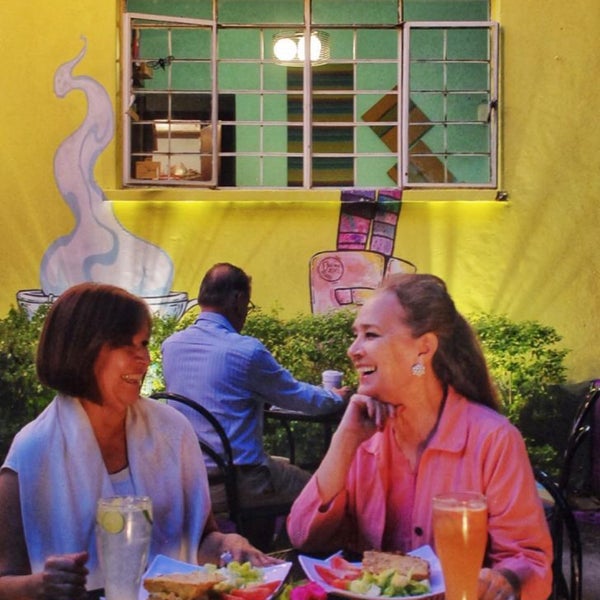 Disfrute el Día de las Madres aquí en Lluvia Café “Tu Rincón Dominicano”
