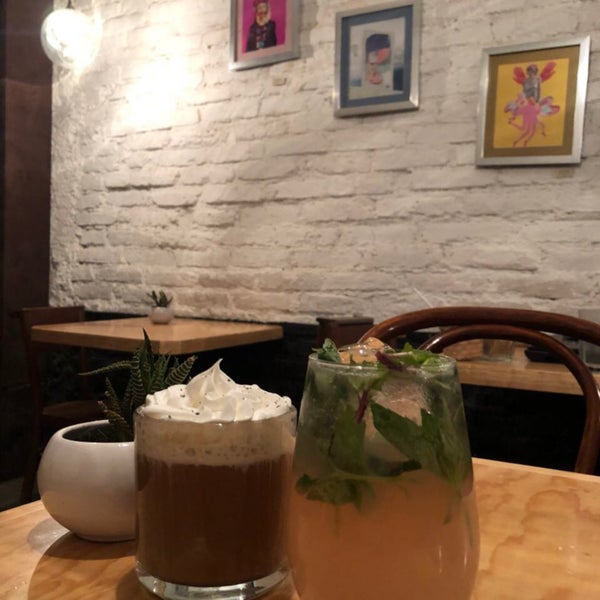 Das Foto wurde bei Lorenzo Café Bar von Eva Maria M. am 3/31/2018 aufgenommen