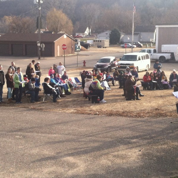 รูปภาพถ่ายที่ Congregational Church โดย Jeff H. เมื่อ 12/1/2013