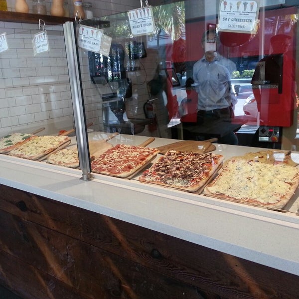 รูปภาพถ่ายที่ Blocks Pizza Deli โดย Marc Christopher A. เมื่อ 11/24/2013