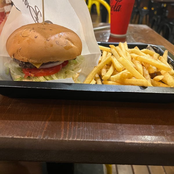 Foto tirada no(a) Ottobros Burger &amp; Cafe por Mmmm _. em 6/25/2022