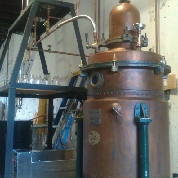 Foto diambil di Wood&#39;s High Mountain Distillery oleh PT W. pada 2/14/2013