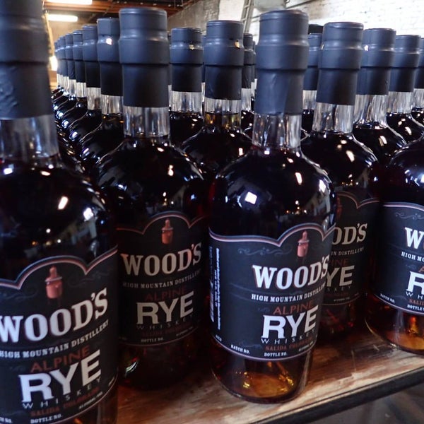 Foto tirada no(a) Wood&#39;s High Mountain Distillery por PT W. em 12/4/2015