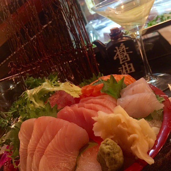 Foto diambil di Pink Sumo Sushi &amp; Sake Café oleh Wil S. pada 3/2/2016