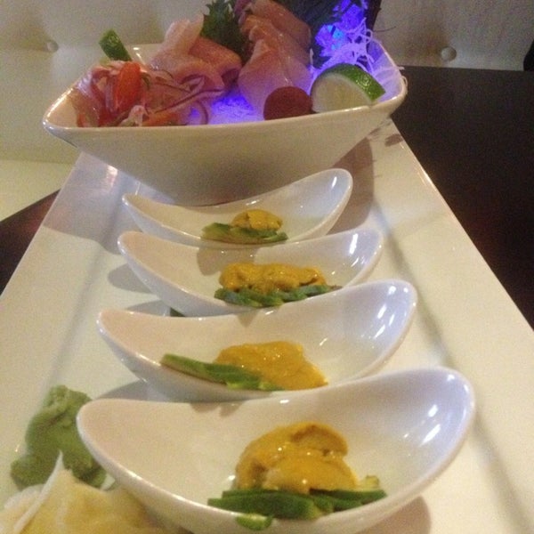 2/21/2013에 Wil S.님이 Pink Sumo Sushi &amp; Sake Café에서 찍은 사진