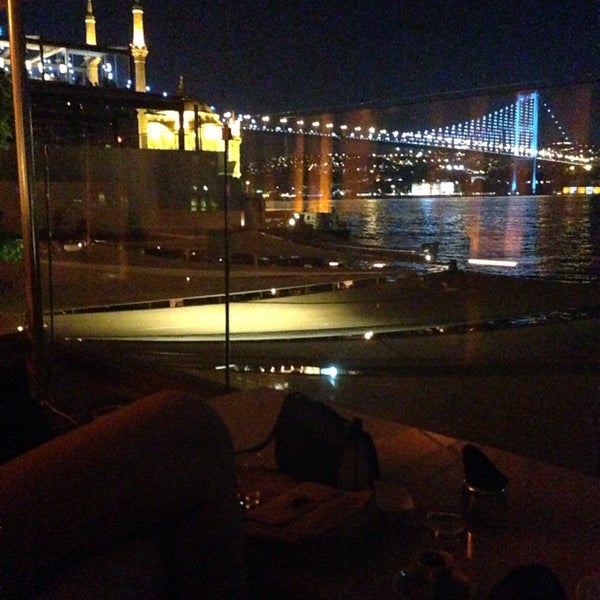 Photo prise au Cruise Lounge Bar at Radisson Blu Bosphorus Hotel par Eren B. le6/11/2014