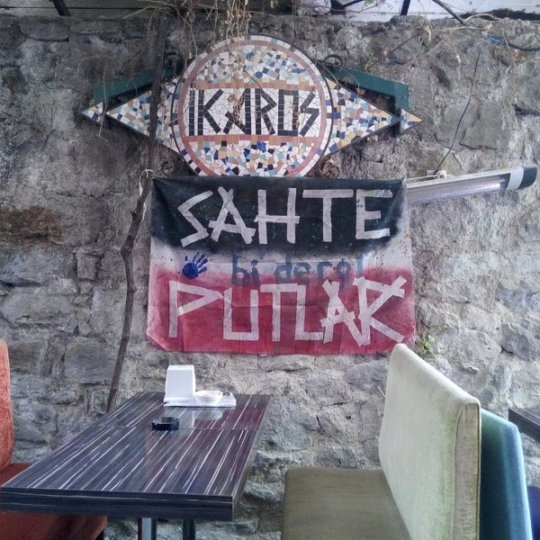 รูปภาพถ่ายที่ İkaros Cafe Kültür Evi โดย Murat A. เมื่อ 5/25/2014