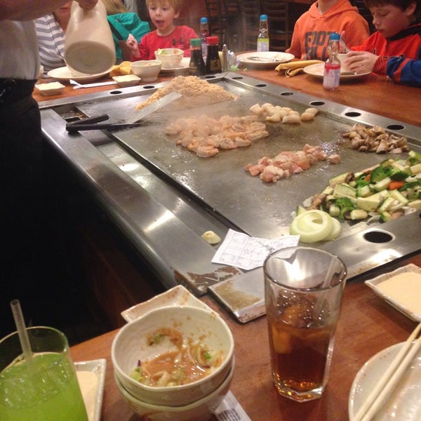 Foto tirada no(a) Sakura Japanese Steak, Seafood House &amp; Sushi Bar por Jim G. em 1/11/2014