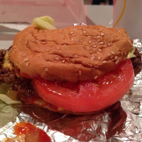 Foto tirada no(a) Z-Burger por Jim G. em 11/27/2013