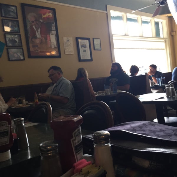 Das Foto wurde bei Metro Diner von Dwayne am 6/29/2015 aufgenommen