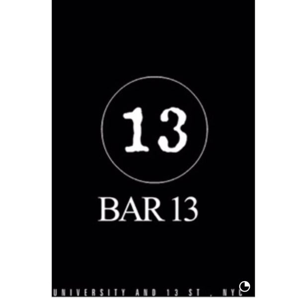 Foto tirada no(a) Bar 13 por Oscar J. em 8/31/2015