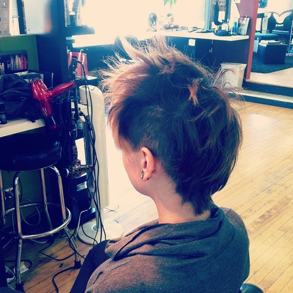 Foto tirada no(a) Milios Hair Studio por Katie L. em 9/15/2012