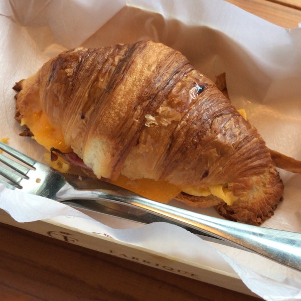Croissant com egg, cheddar e bacon.