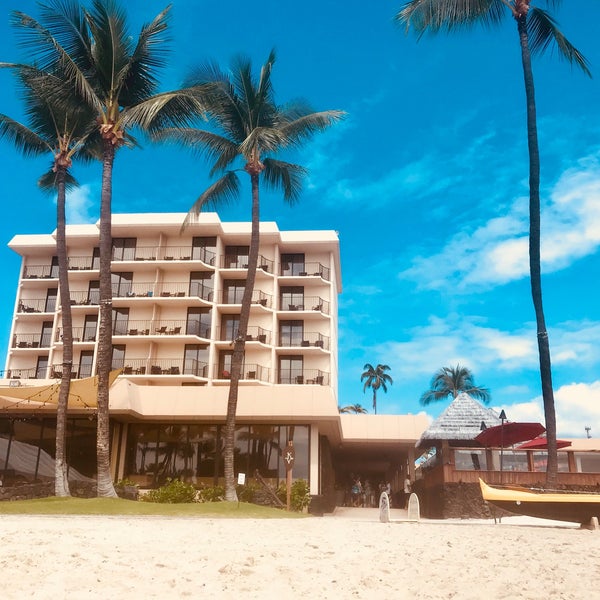 Снимок сделан в Courtyard by Marriott King Kamehameha&#39;s Kona Beach Hotel пользователем Michel T. 10/7/2018