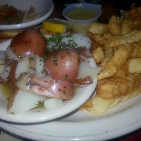 Foto tomada en Captain&#39;s Table Fish House Restaurant  por Erin R. el 5/20/2013