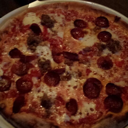 Снимок сделан в Crust Pizzeria Napoletana пользователем michael d. 11/17/2013