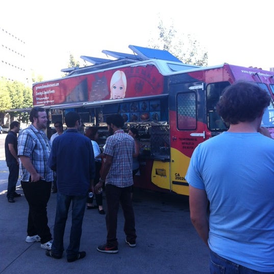 Foto scattata a Canvas Food Truck da Mirna A. il 10/3/2012