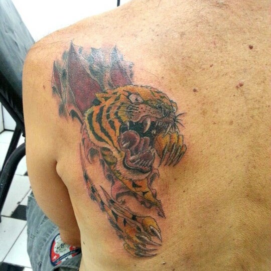 Photo taken at House of Pain RJ - Tattoo &amp; Piercing Center by Rodrigo B. on 2/8/2013