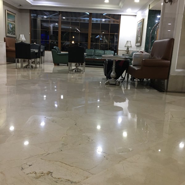 Foto diambil di Green Park Hotel oleh İiiii pada 11/25/2019