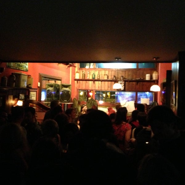 รูปภาพถ่ายที่ Hogan&#39;s Bar &amp; Restaurant โดย Christoph B. เมื่อ 4/28/2013